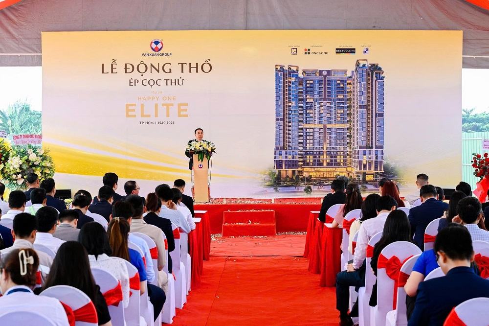 Đại diện chủ đầu tư lên phát biểu trong lễ khởi công dự án